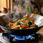 Wok en acier carbone culotté sur un feu vif, rempli de légumes colorés avec une légère vapeur dans une cuisine asiatique chaleureuse.